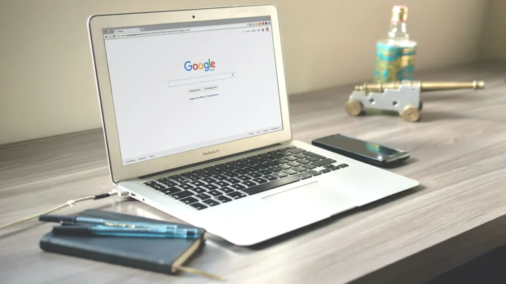 Computadora portátil con la imagen del buscador Google Chrome en su pantalla