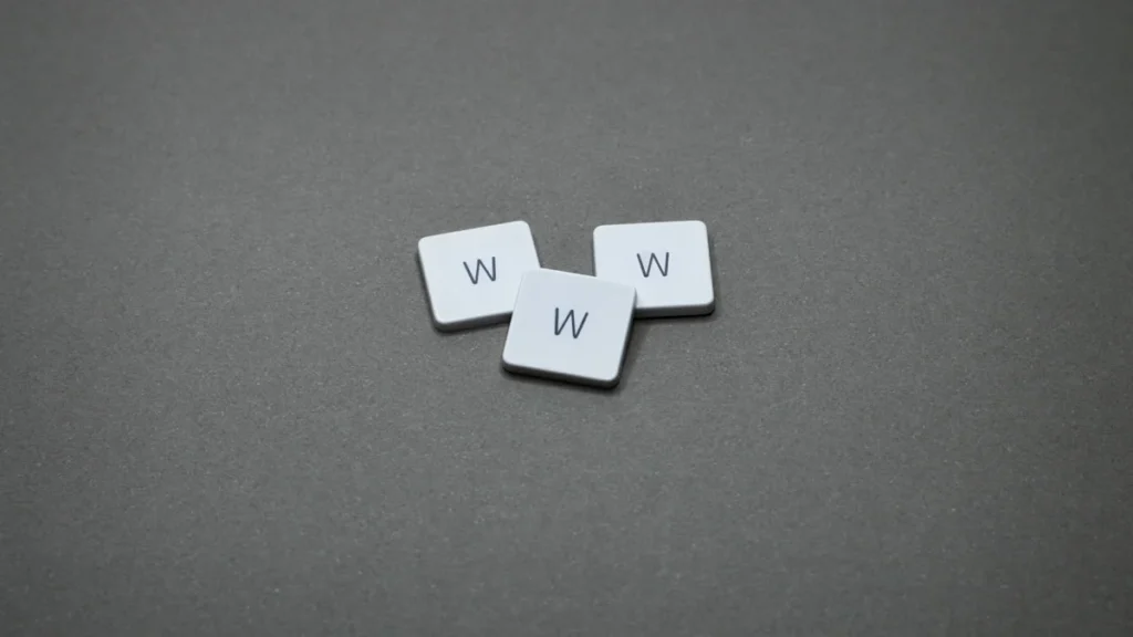 Tres teclas de teclado cada una con la letra W